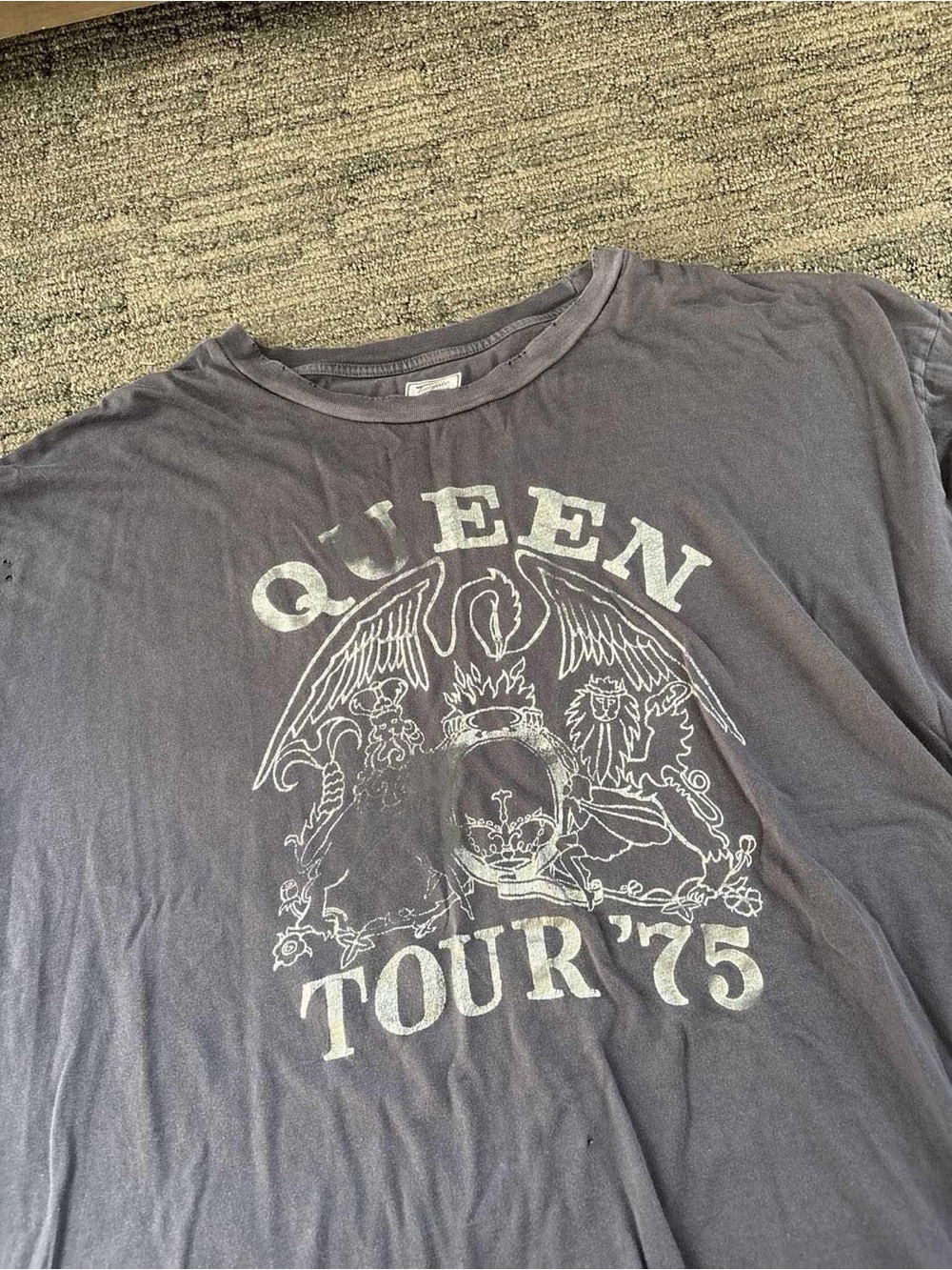 AE Queen Tour '75 Graphic Tee